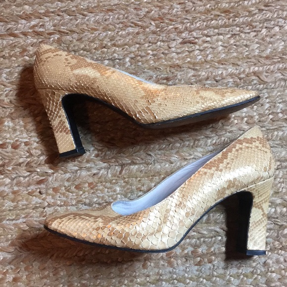 SNAKESKIN STUART WEITZMAN SQUARE HEELS 8.5 - Picture 4 of 8
